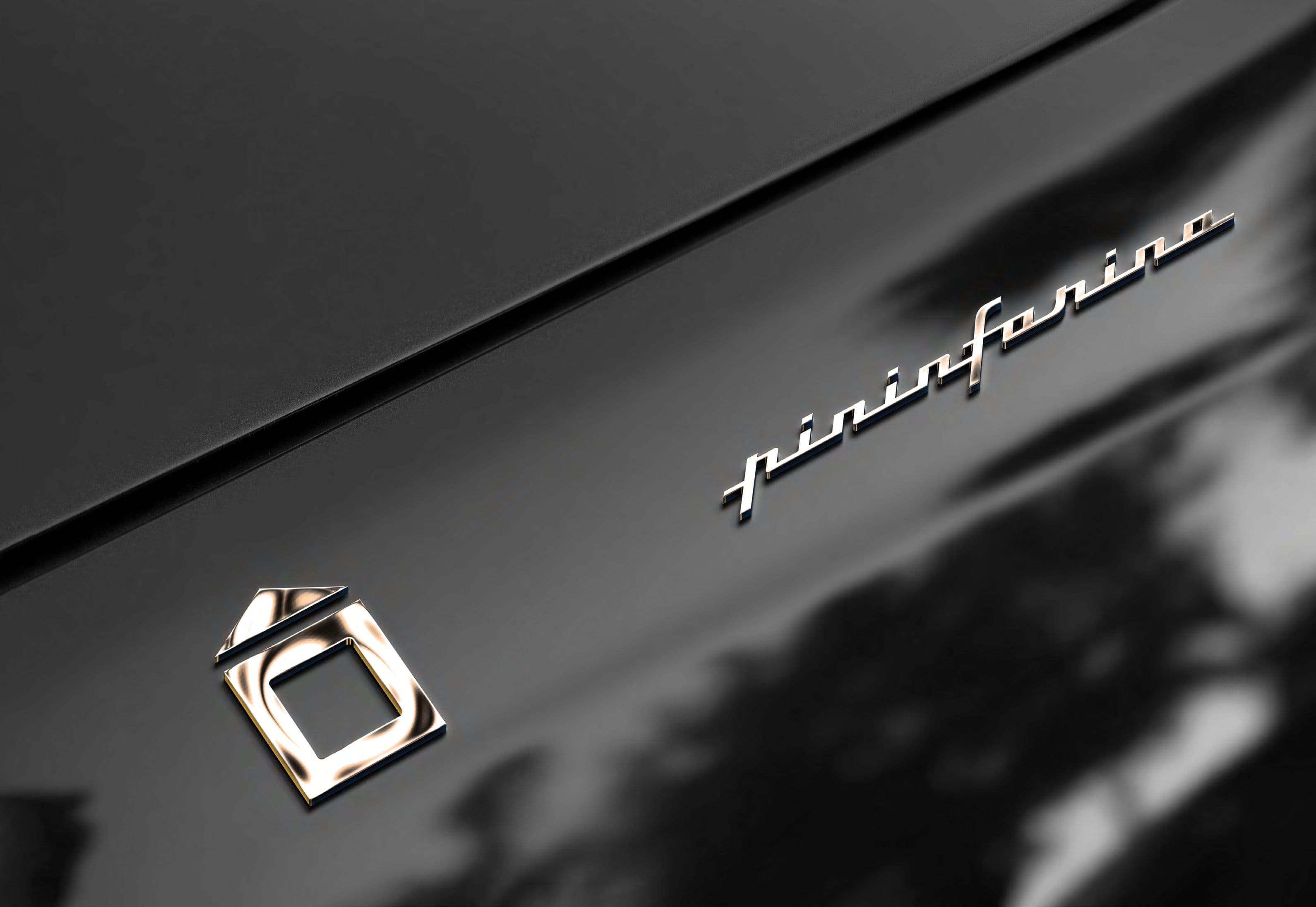 Macro da assinatura cromada da Pininfarina sobre carroceria preta polida