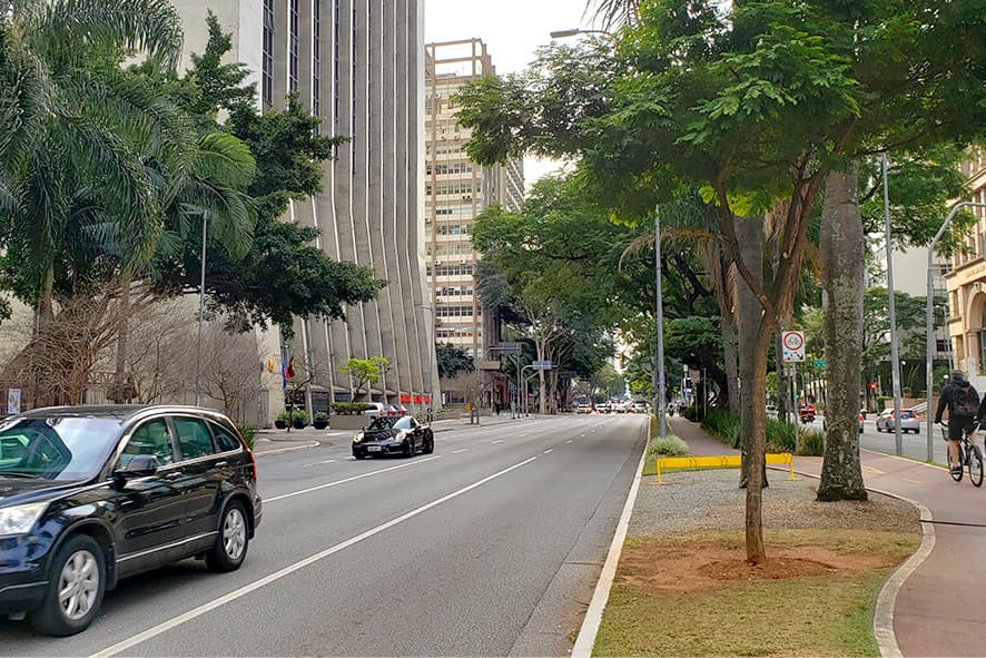 Avenida Europa, com as fachadas de vitrine ao longo da via