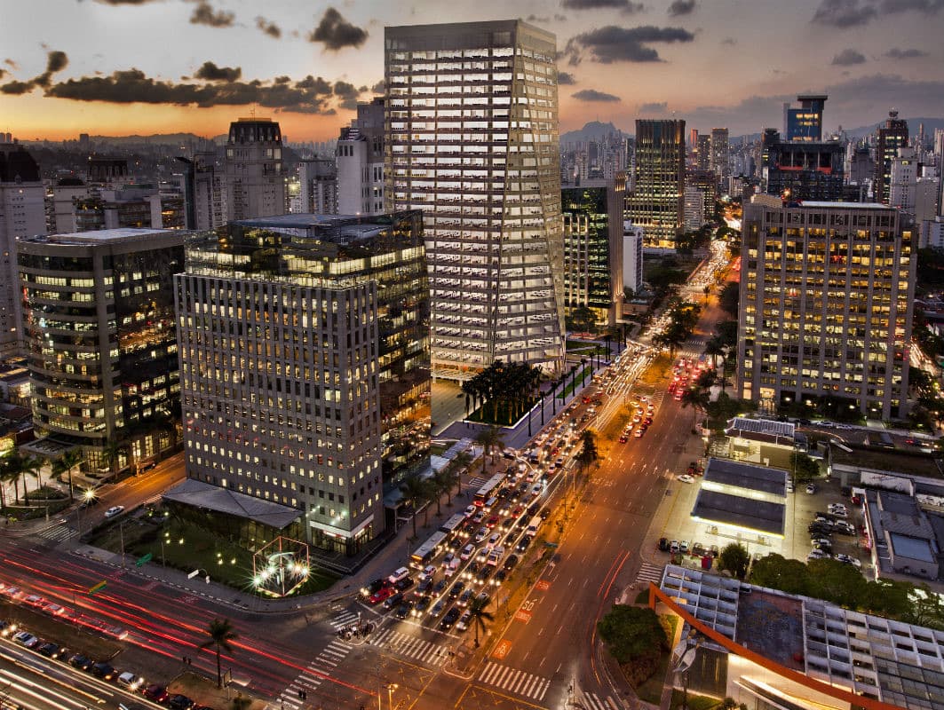 Avenida Brigadeiro Faria Lima, com as torres corporativas ao fundo