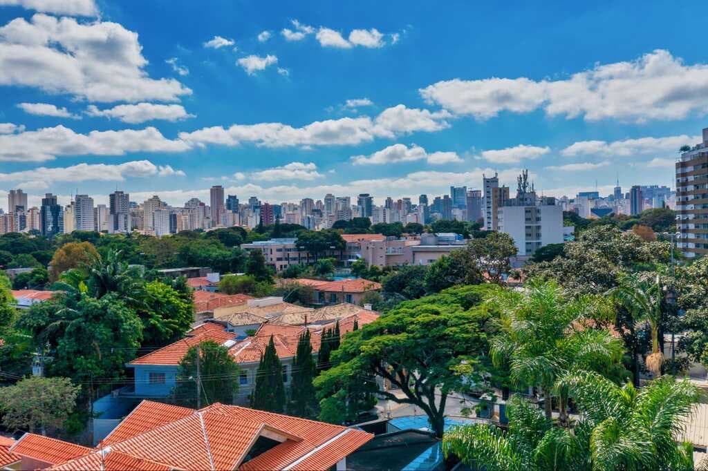 Rua Estados Unidos, com casarões e árvores altas nas calçadas