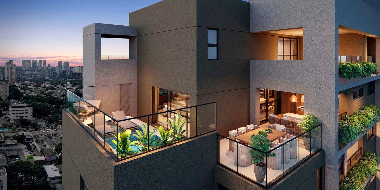 O terraço da cobertura duplex ao entardecer, visto do alto: a piscina entre floreiras, o estar com mesa de jantar e a cidade ao fundo.