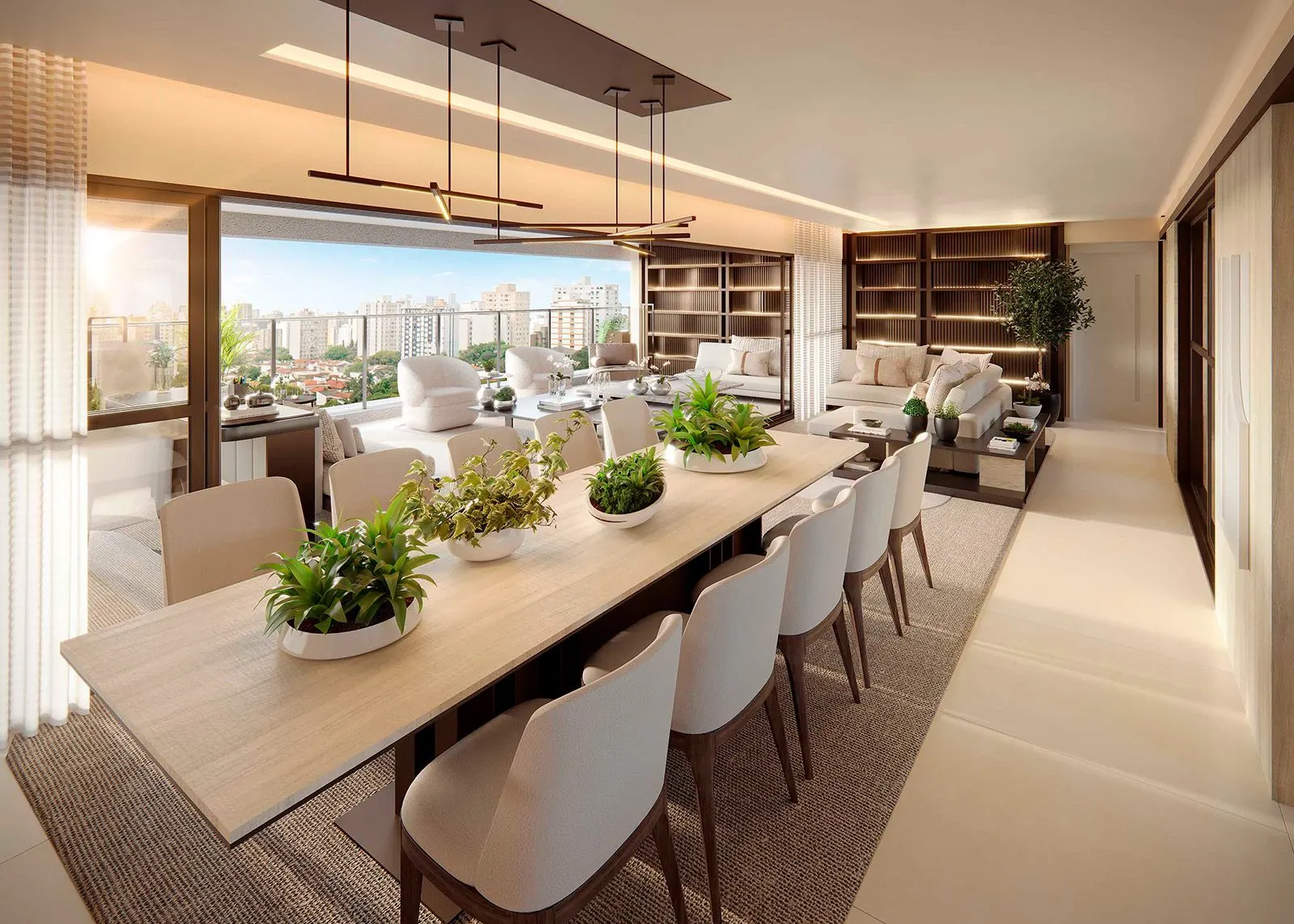 O living decorado: mesa de jantar comprida com arranjos verdes, o estar ao fundo e a parede de vidro aberta para o terraço.