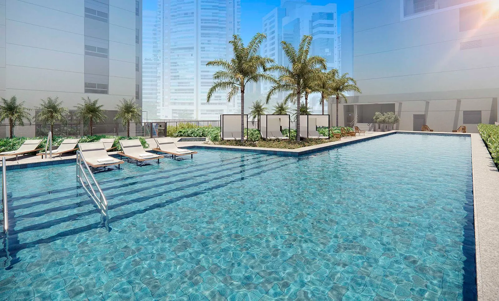 A piscina adulto ao nível da água, com degraus e espreguiçadeiras submersas, palmeiras e os prédios do Brooklin ao fundo.