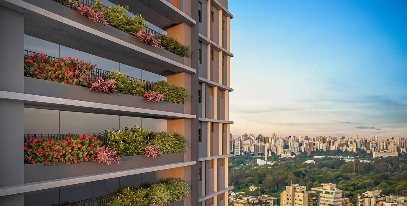 As jardineiras floridas da fachada, andar sobre andar, com a copa das árvores e a cidade ao fundo.