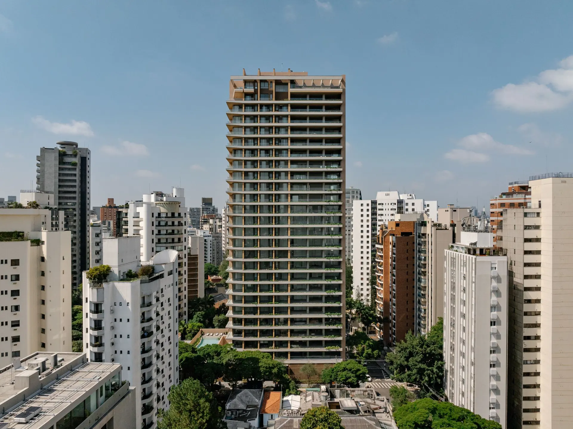 A torre do Bueno Brandão 257 vista de longe, entre os prédios e as árvores da Vila Nova Conceição.