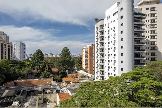Vista Sky do 5º andar, unidade 51: prédios e copas de árvores da Vila Nova Conceição, em foto de drone.