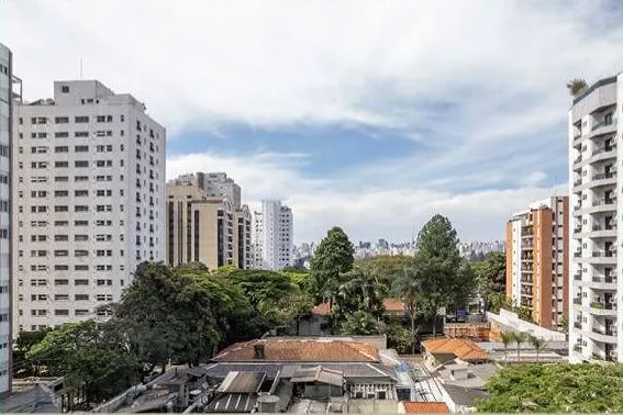 Vista Verde do 5º andar, unidade 51: prédios e copas de árvores da Vila Nova Conceição, em foto de drone.