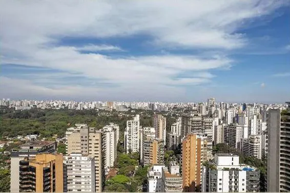 Vista Horizonte da cobertura, unidade 251: a cidade até o horizonte, sobre a Vila Nova Conceição, em foto de drone.