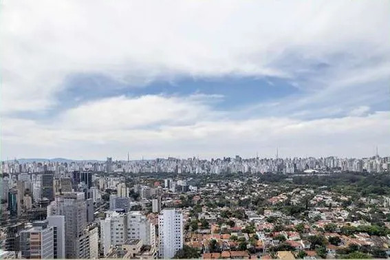 Vista Verde da cobertura, unidade 251: a cidade até o horizonte, sobre a Vila Nova Conceição, em foto de drone.