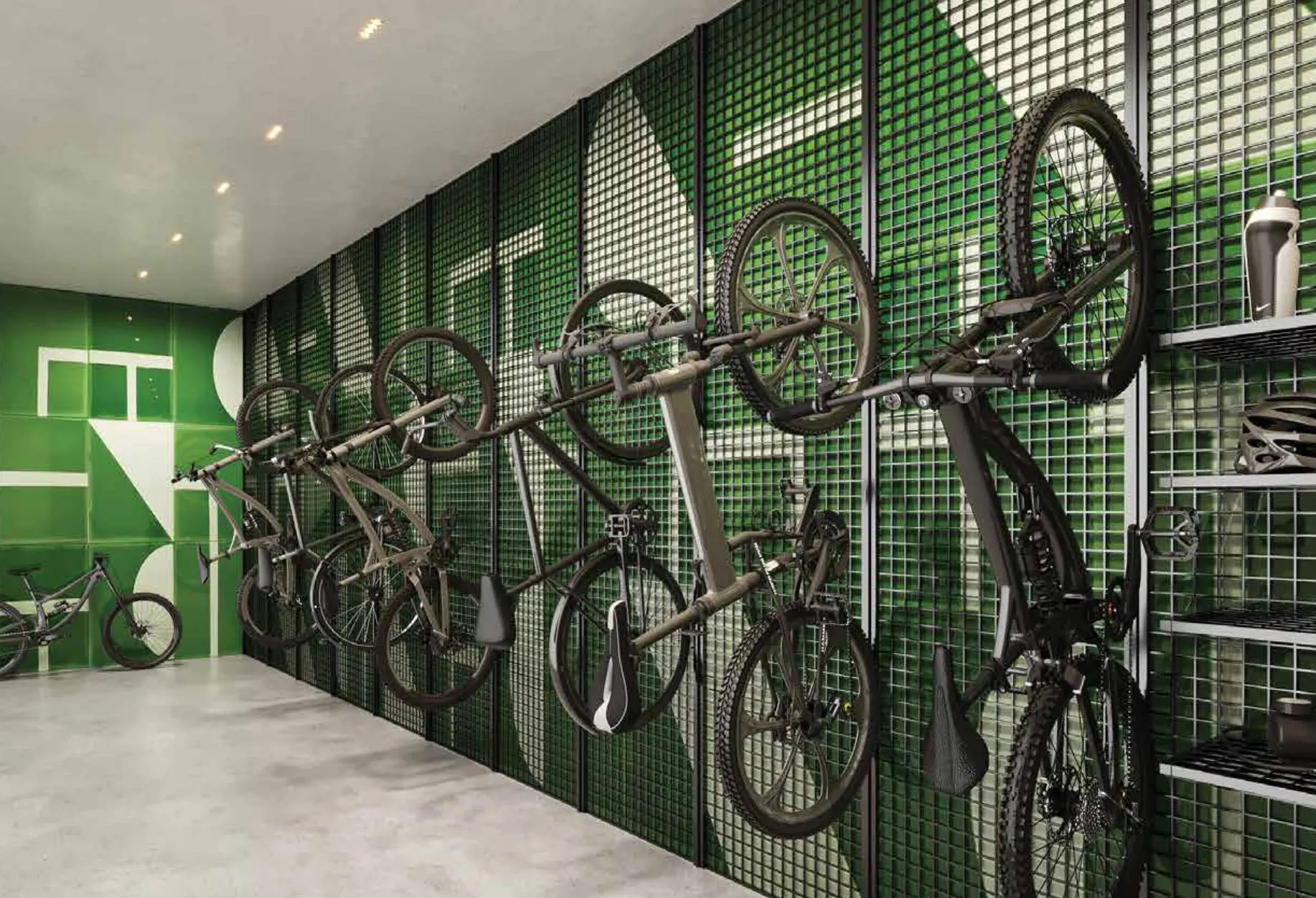 O bicicletário: bicicletas penduradas numa parede de azulejos verdes.