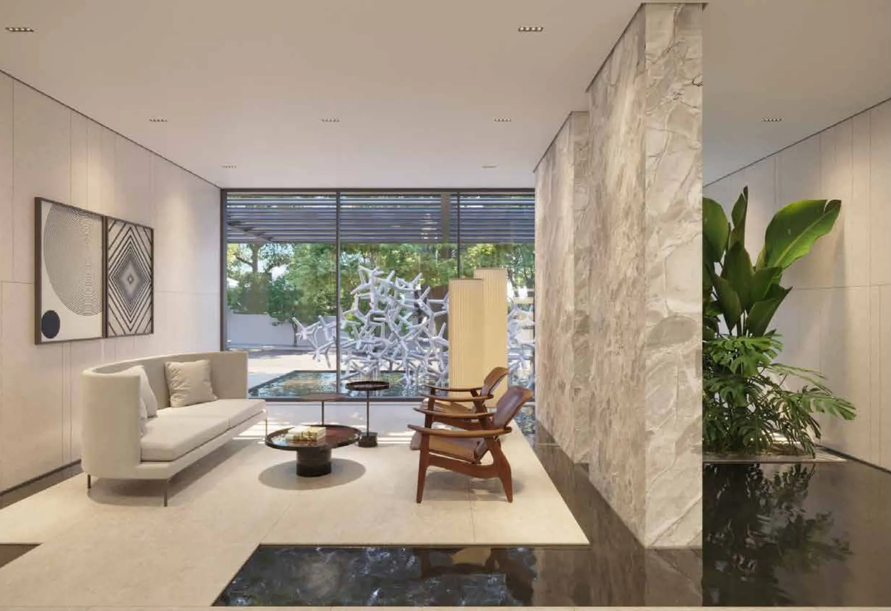 O lobby de entrada: sofá claro, poltronas de madeira e uma parede de mármore, com o jardim atrás do vidro.