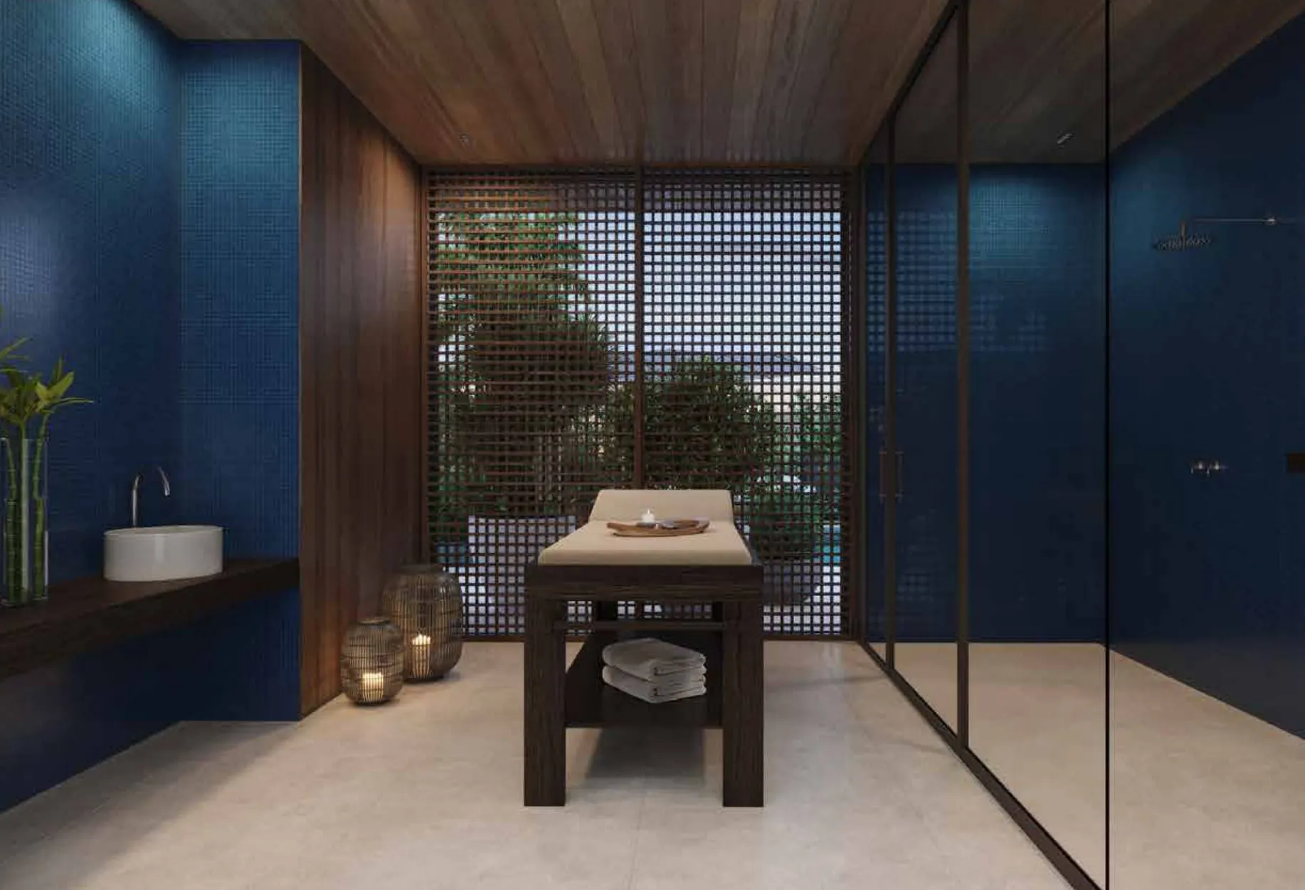 A sala de massagem, de paredes azul-escuras, com a maca no centro e a treliça na janela.