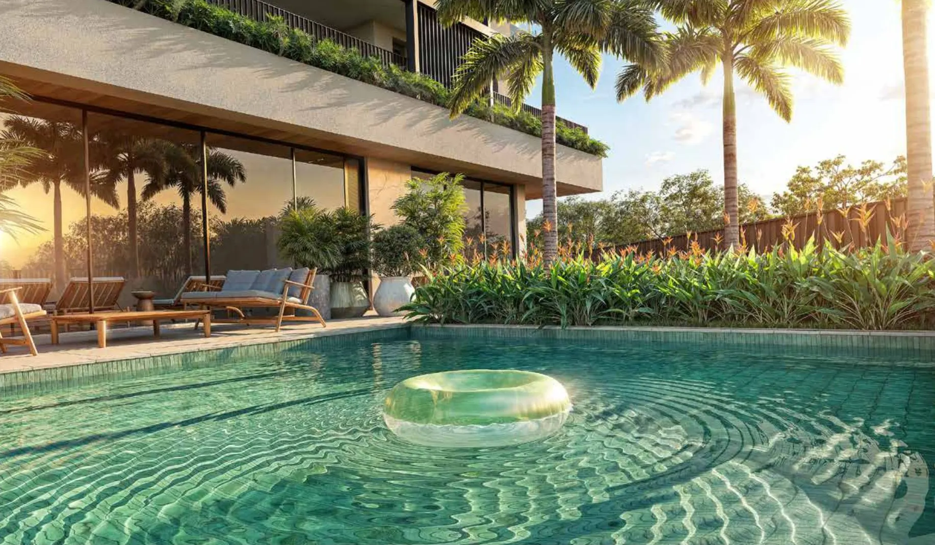 A piscina infantil ao entardecer, com uma boia na água e o salão envidraçado ao fundo.