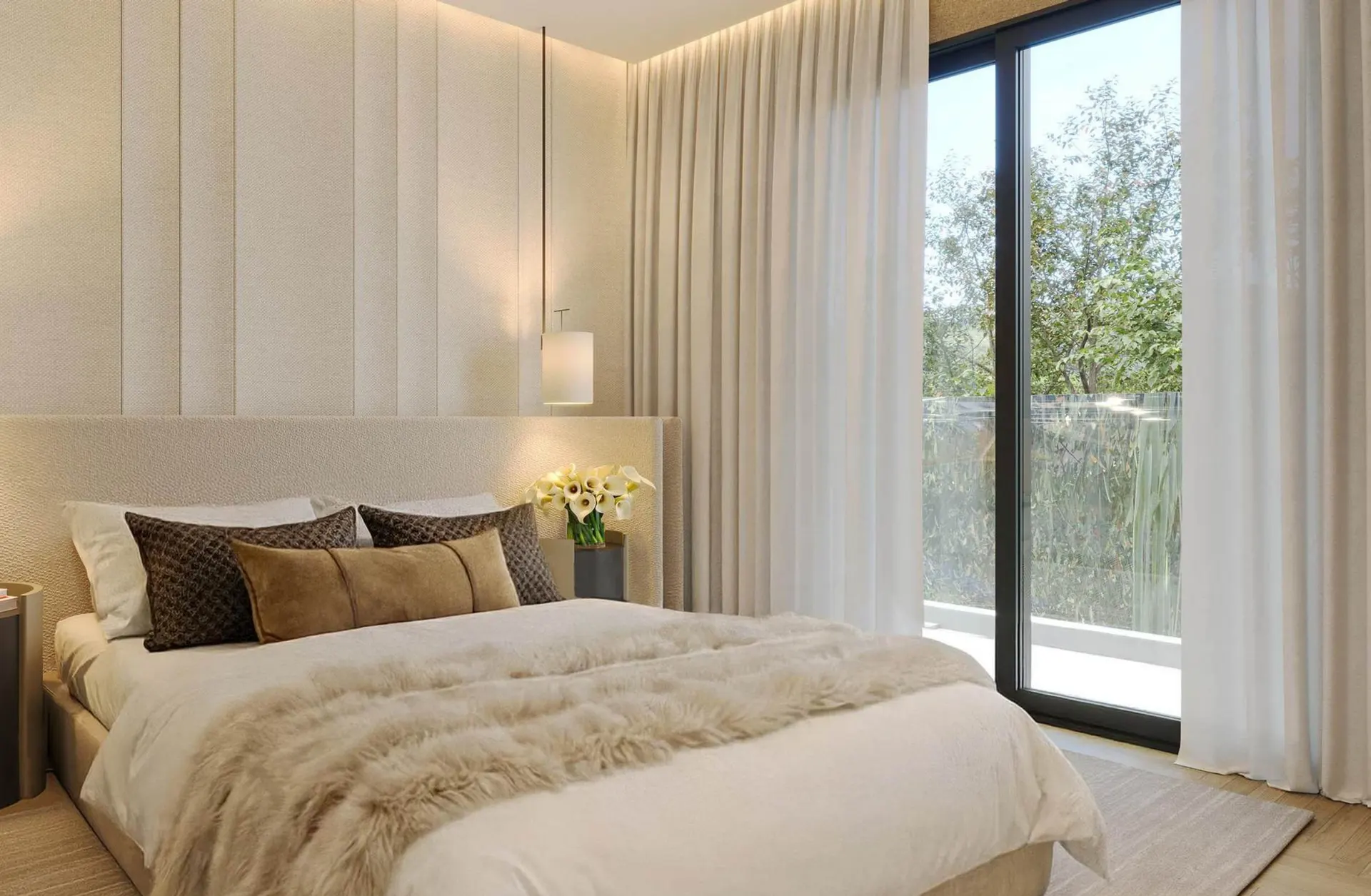 A suíte, com cama de cabeceira estofada e porta de vidro para o terraço.