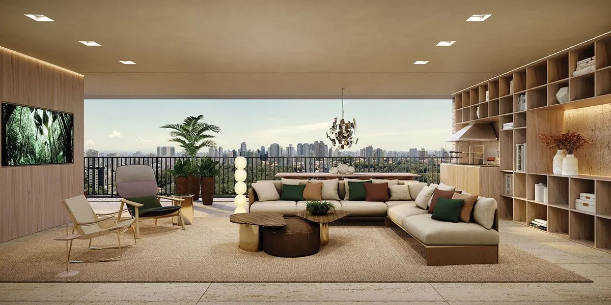 O living de frente para o terraço envidraçado, com sofá claro em L, mesa de centro, estante de madeira até o teto e a cidade ao fundo.