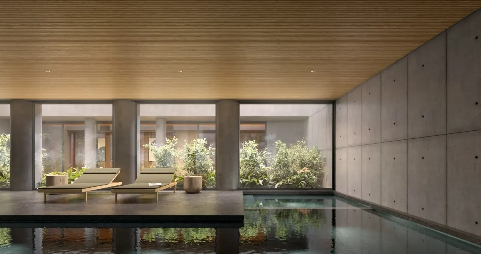 O spa: uma piscina rasa sob o forro de madeira, as paredes de concreto, espreguiçadeiras e o jardim visto pelas janelas altas.
