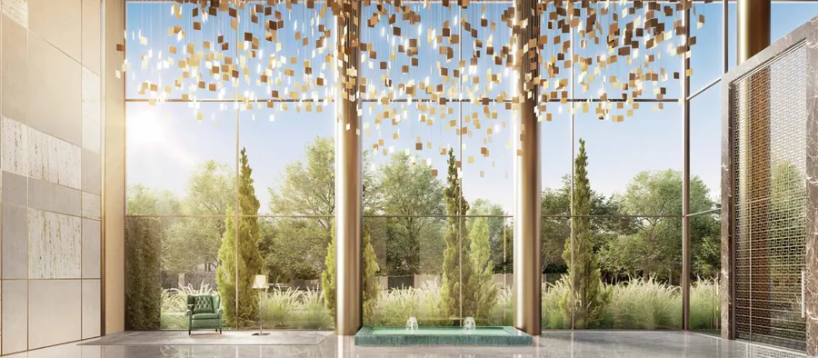 Hall envidraçado de pé-direito duplo, com luminárias suspensas e jardim atrás do vidro.