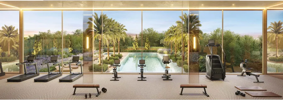 Fitness com aparelhos voltados para o vidro, com a piscina descoberta do lado de fora.