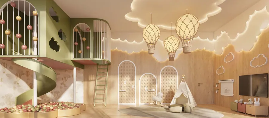 Brinquedoteca com balões no teto, escorregador e cabana infantil.