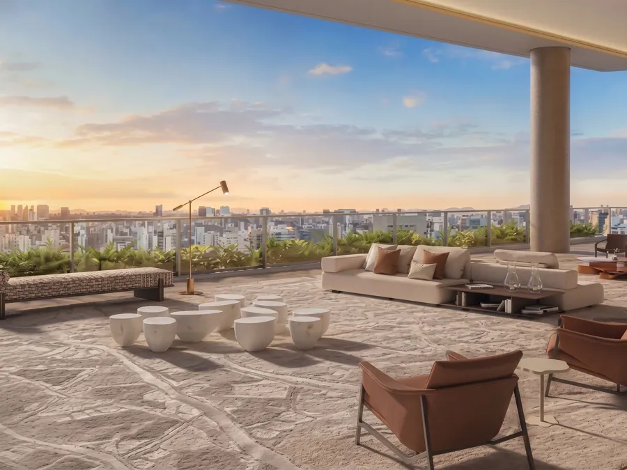 Terraço no alto da torre no fim da tarde, com a cidade em volta até o horizonte.