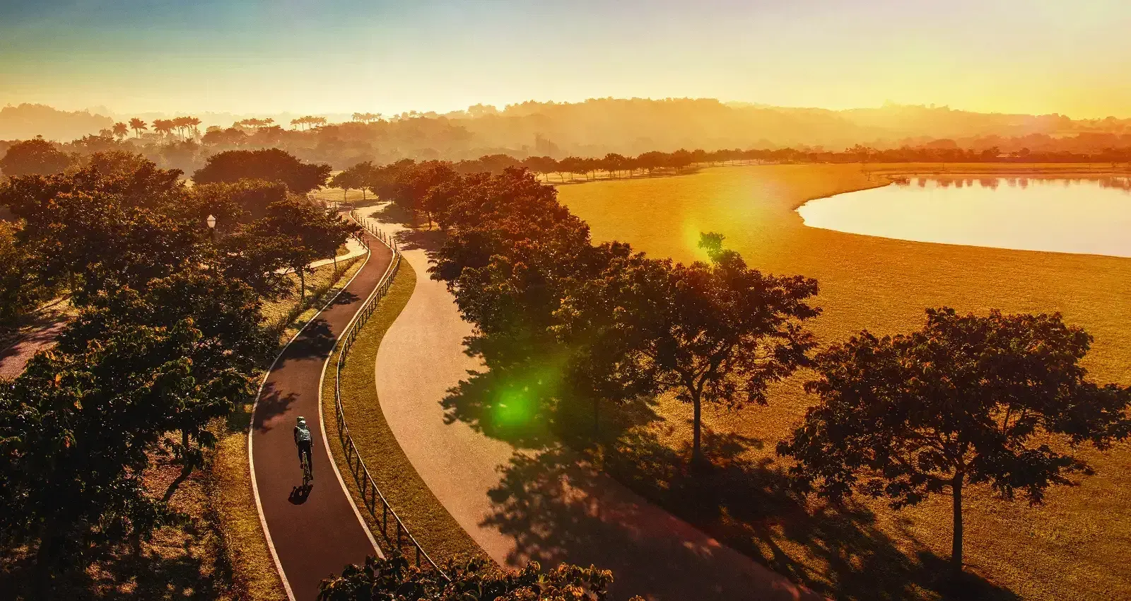 O circuito de triathlon ao pôr do sol: a pista de ciclismo contorna o lago da Fazenda.