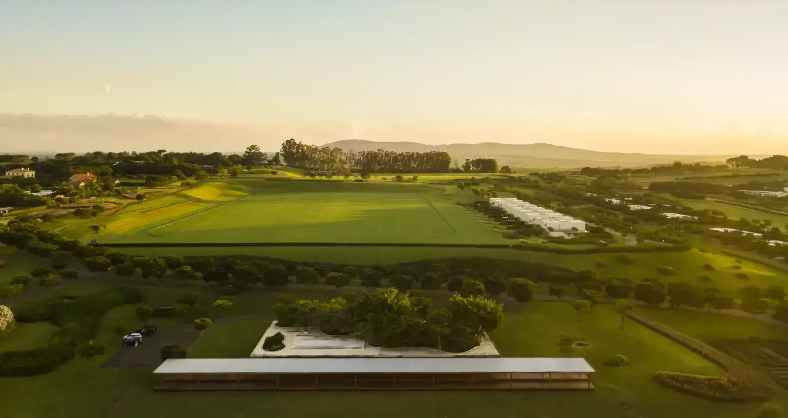 Paisagem da Fazenda Boa Vista, em Porto Feliz: os campos, a mata e os lagos na luz baixa do dia.
