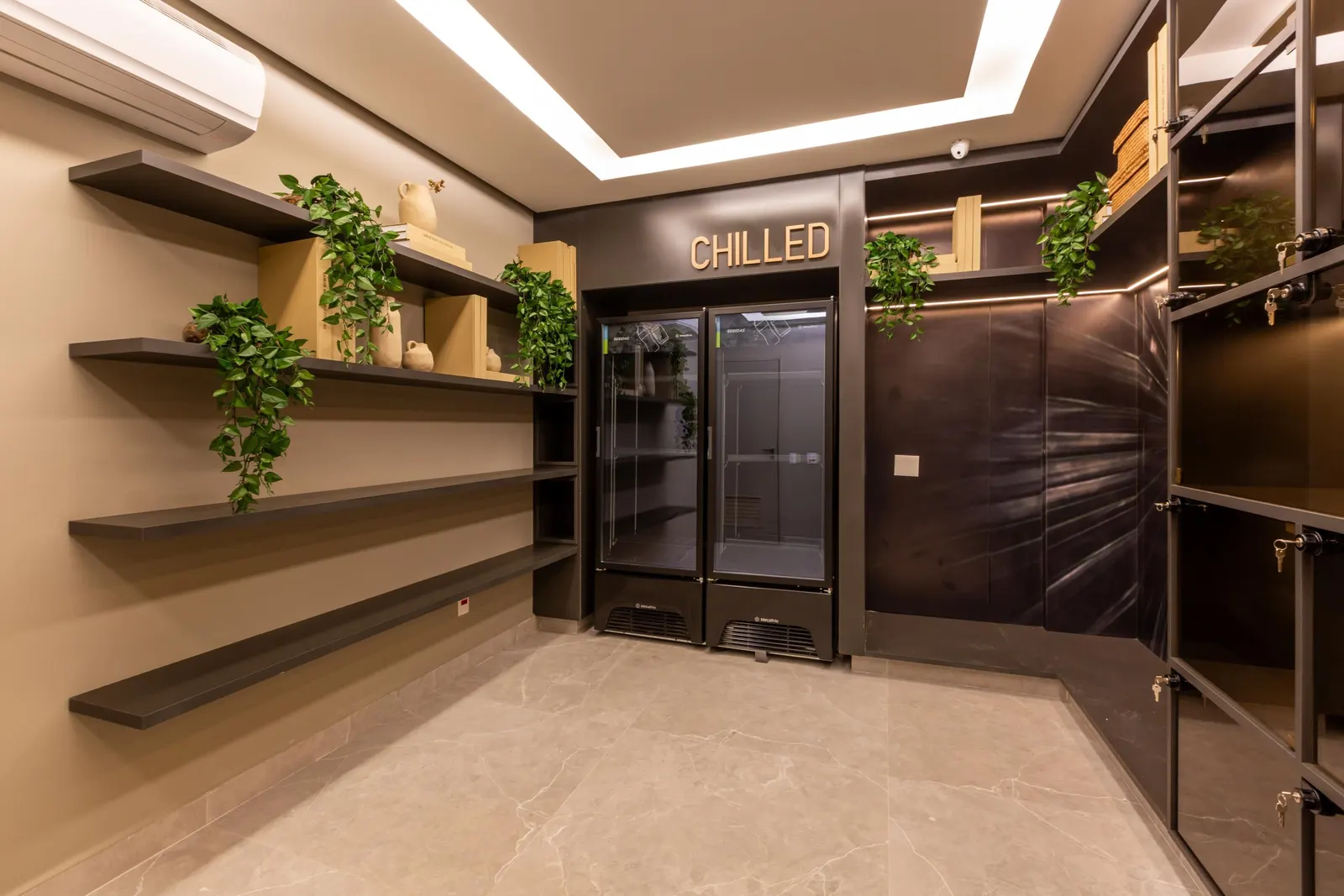 O espaço delivery: prateleiras iluminadas, armários para as entregas e uma geladeira com a palavra Chilled.