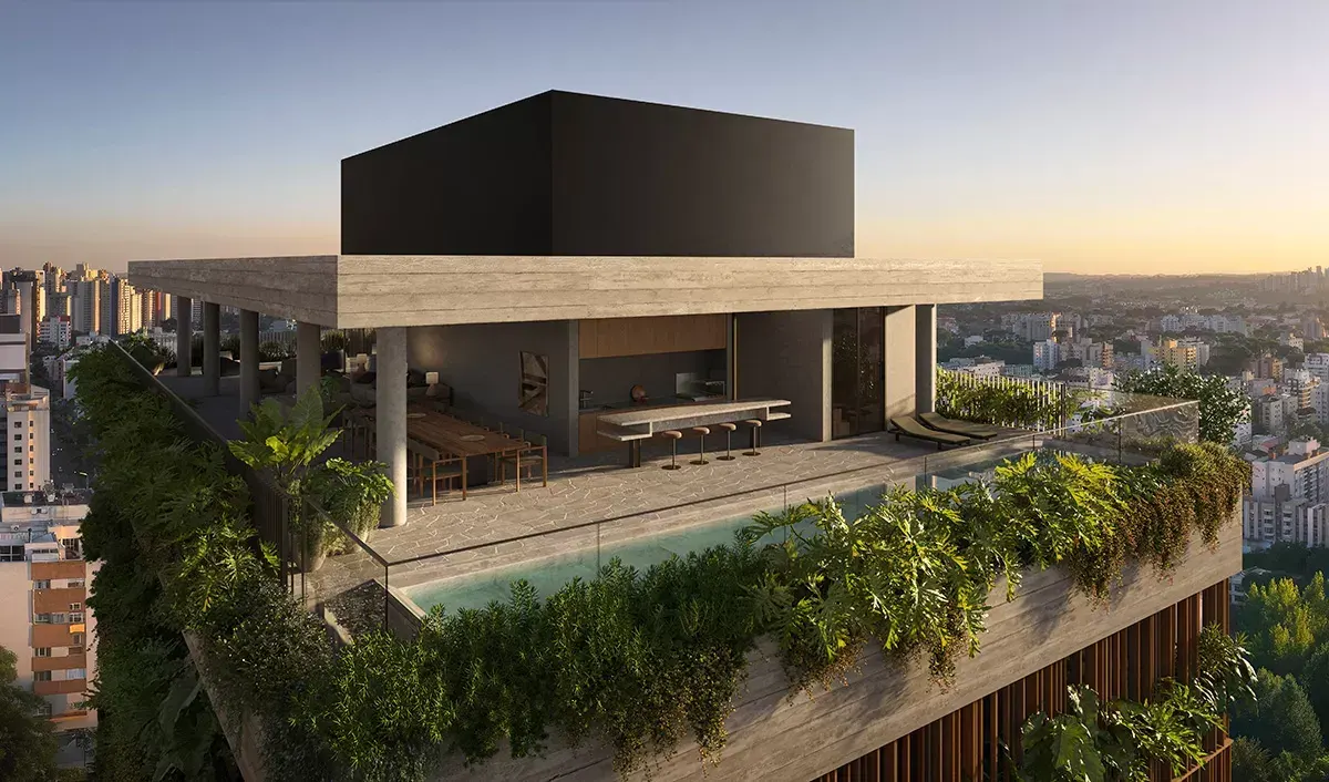 O alto de uma torre ao entardecer: o volume escuro do topo, a piscina na borda do terraço e as jardineiras transbordando sobre a fachada, com a cidade em volta.