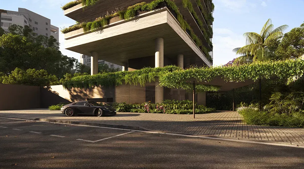 A base vista da rua: a laje em balanço com plantas pendentes, o muro coberto de verde, as palmeiras e um carro escuro na calçada de pedra.