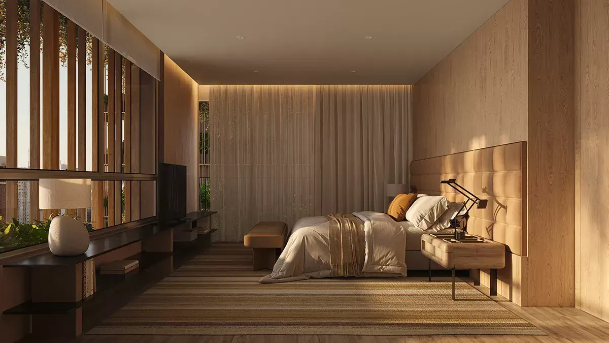 Uma suíte em madeira: a cama com a cabeceira alta, as luminárias de mesa e os brises de madeira na janela.
