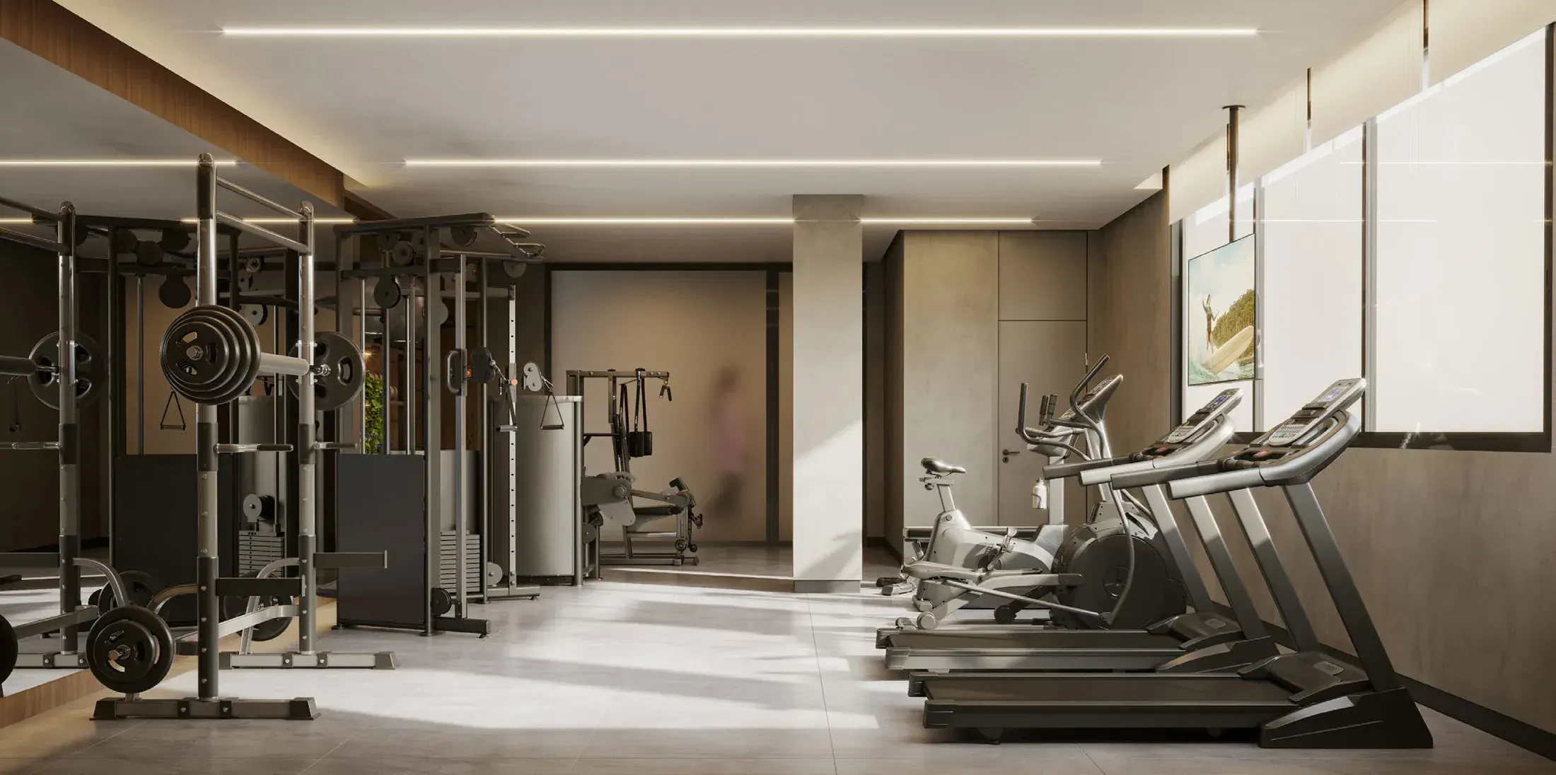 O fitness: as esteiras voltadas para a janela, os aparelhos de musculação e o espelho, sob o forro claro.