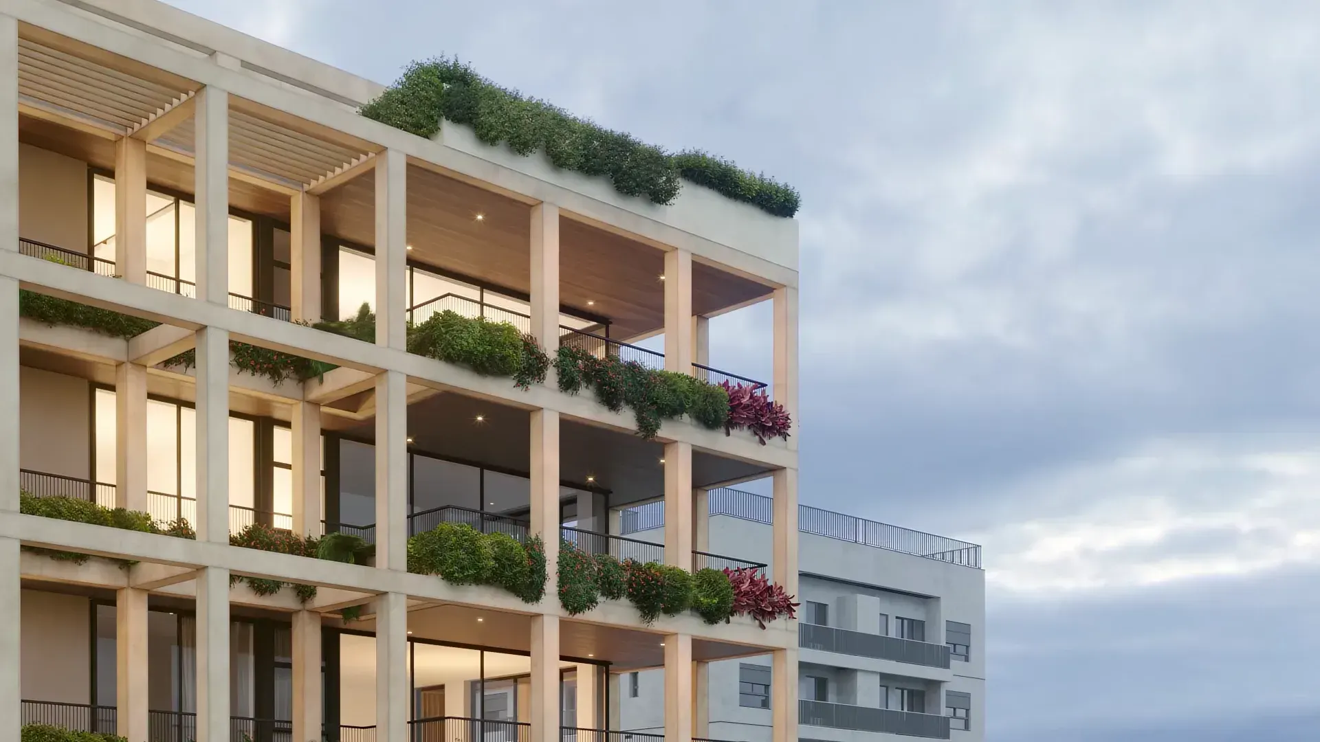 A fachada de perto: os pilares e as lajes de concreto formando quadros, os forros de madeira dos terraços e as floreiras com plantas pendentes em cada andar, contra o céu.
