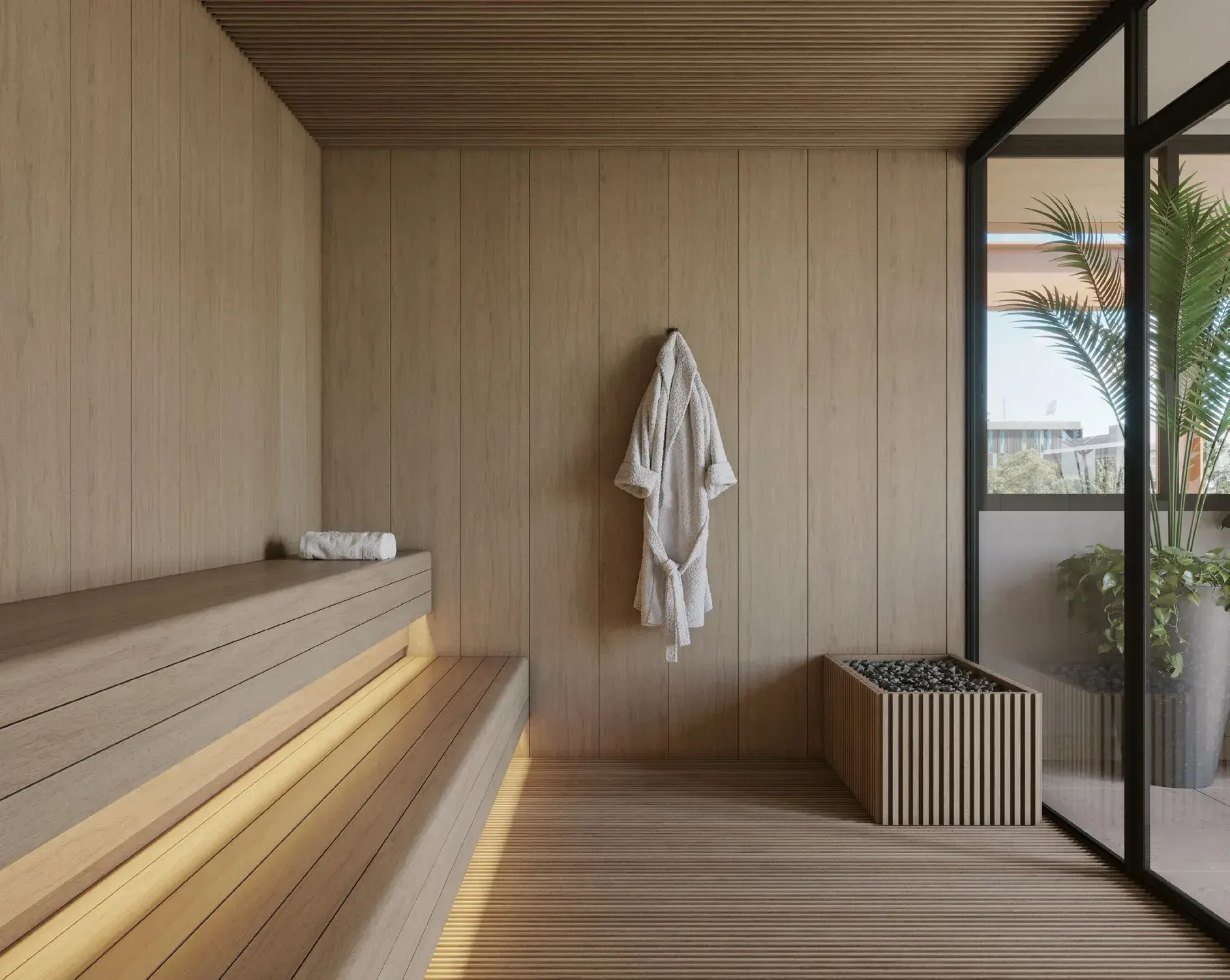 A sauna: os bancos de madeira com luz embaixo, o roupão pendurado e a porta de vidro para o terraço com plantas.