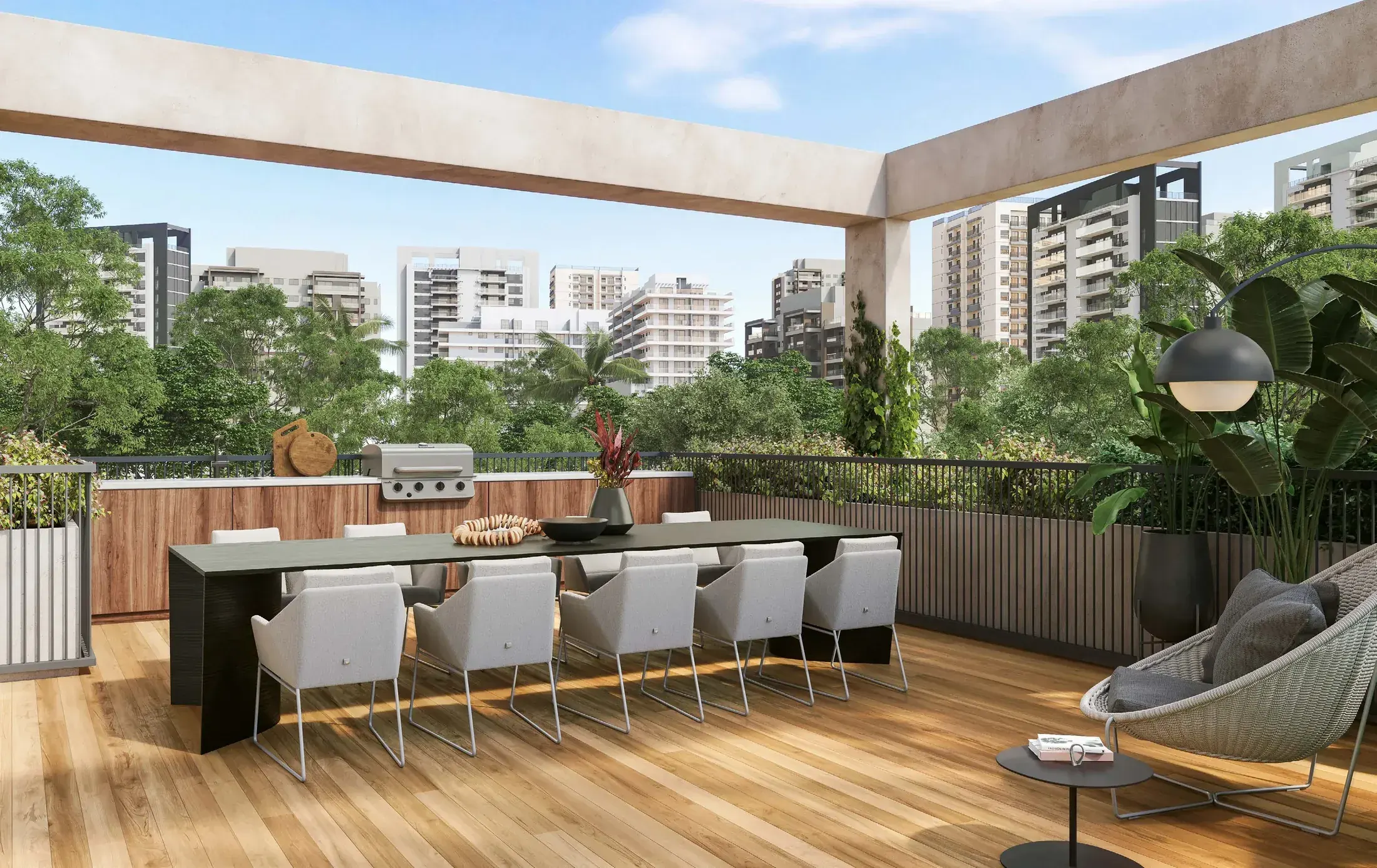 O terraço do garden, descoberto: a mesa longa com cadeiras claras, a churrasqueira, as poltronas e as plantas, com os prédios do bairro sobre as árvores.