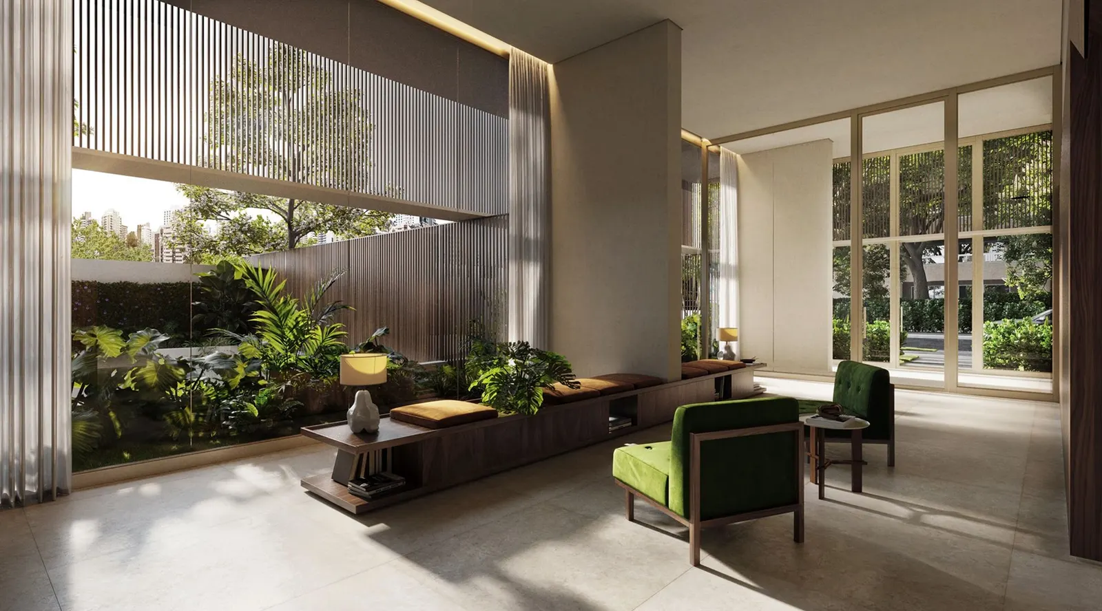 O lobby com poltronas verdes, um banco de madeira e um jardim interno atrás do vidro.