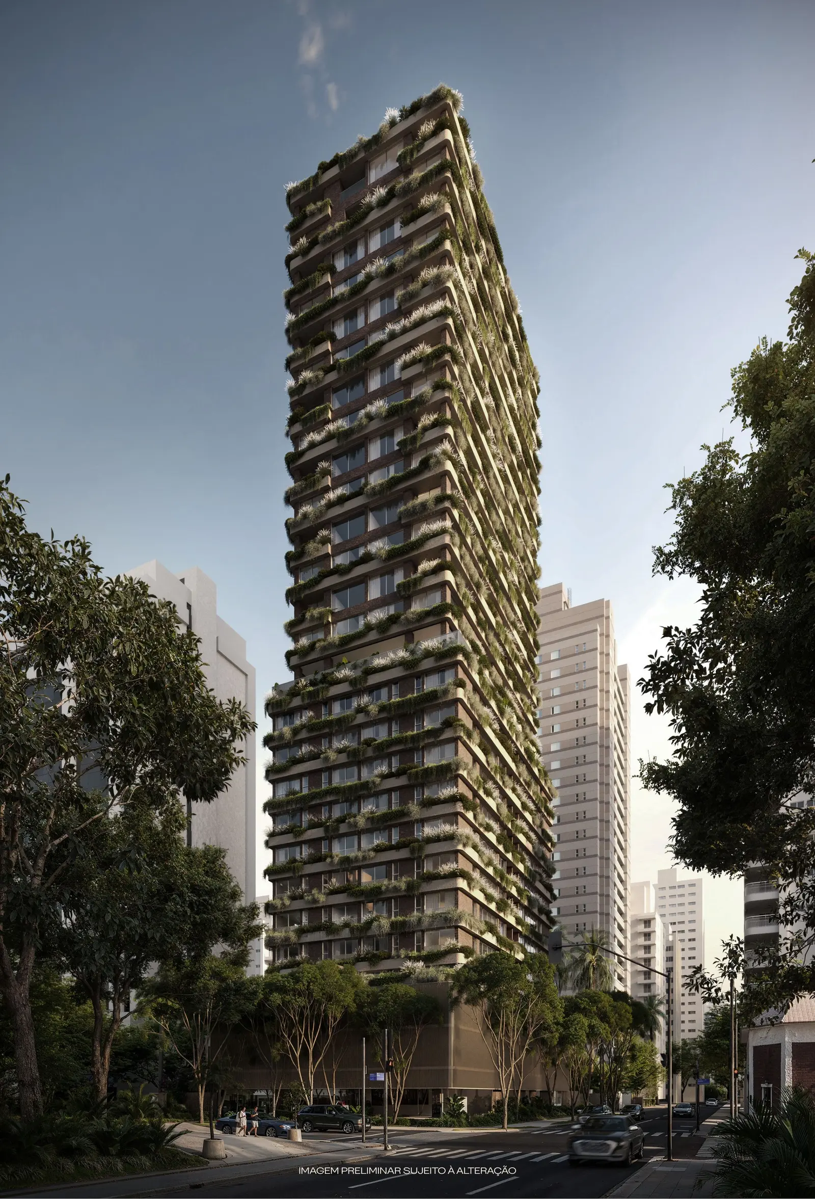 A torre do Janô inteira, da coroa à calçada: varandas cobertas de plantas em todos os andares, entre os prédios do Itaim Bibi, num dia de céu claro.