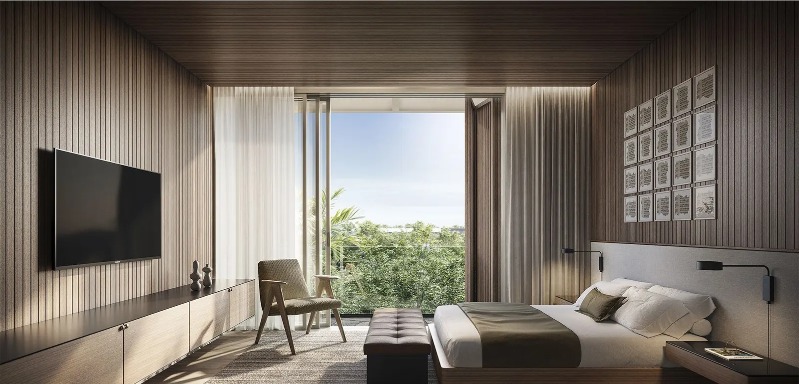 Perspectiva da suíte master decorada: a cama baixa, a parede de madeira com a televisão, uma poltrona e a janela grande aberta para as árvores.