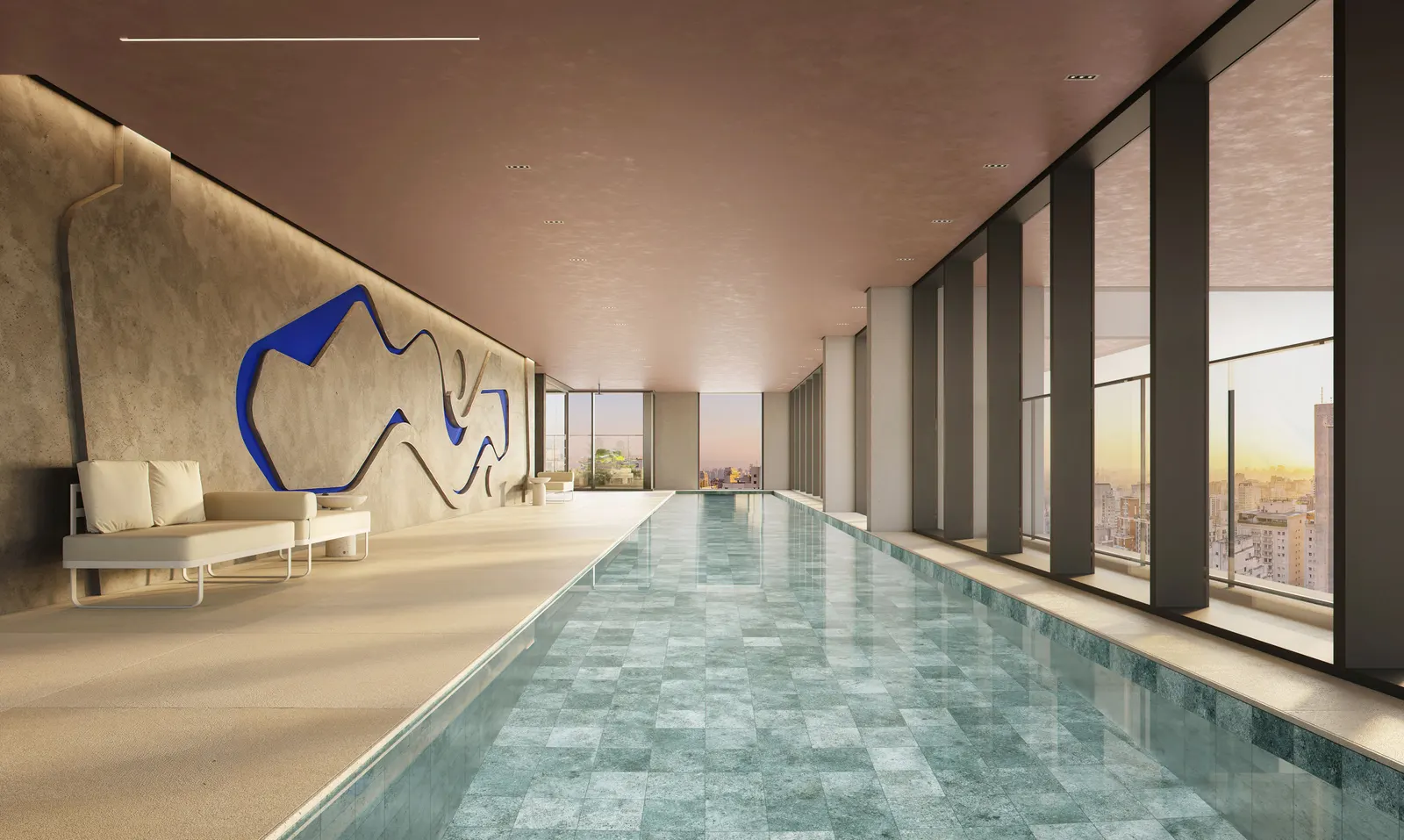 A piscina coberta de raia longa, ao entardecer, com uma obra azul na parede de concreto e a cidade pela parede de vidro.