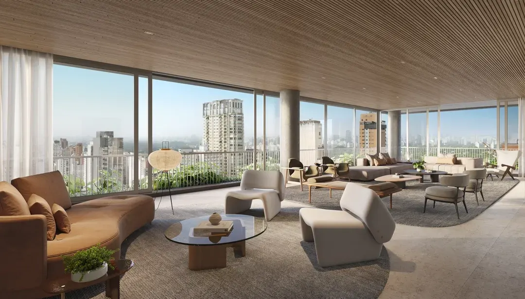 O living do apartamento tipo: sofás e poltronas sobre um tapete claro, o forro de madeira e a janela de canto a canto com o terraço, as plantas e os prédios do bairro.