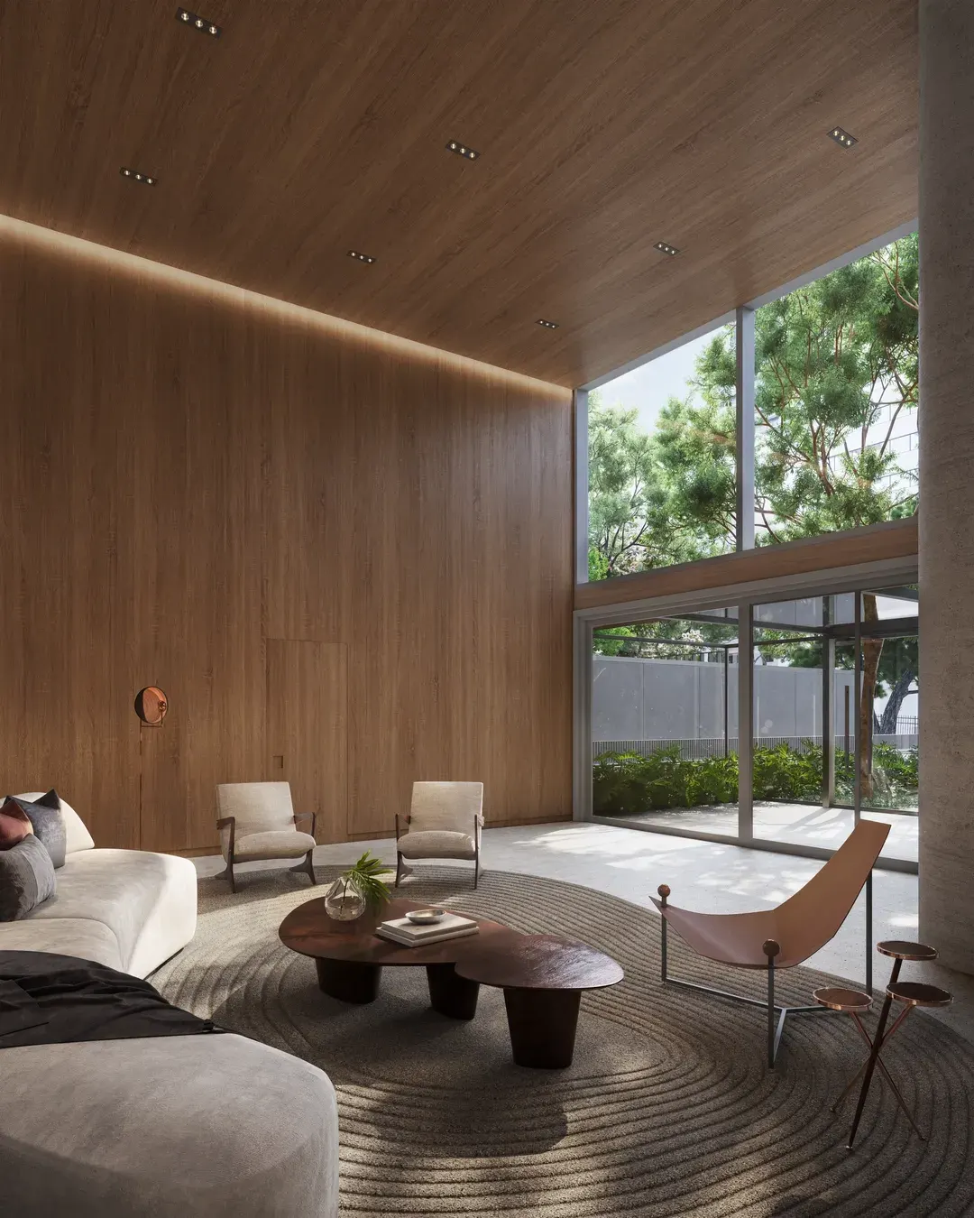 O lobby do residencial: o pé-direito alto revestido de madeira, a parede de vidro para o jardim e os sofás baixos sobre o tapete.
