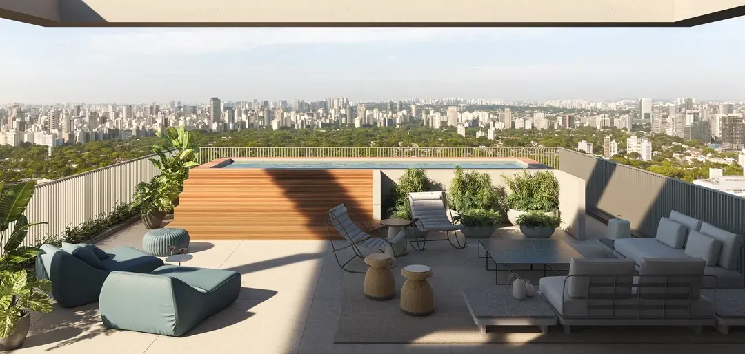 O terraço do alto da cobertura triplex: sofás baixos e uma mesa sob o céu claro, a jardineira na borda e o bairro inteiro ao fundo.