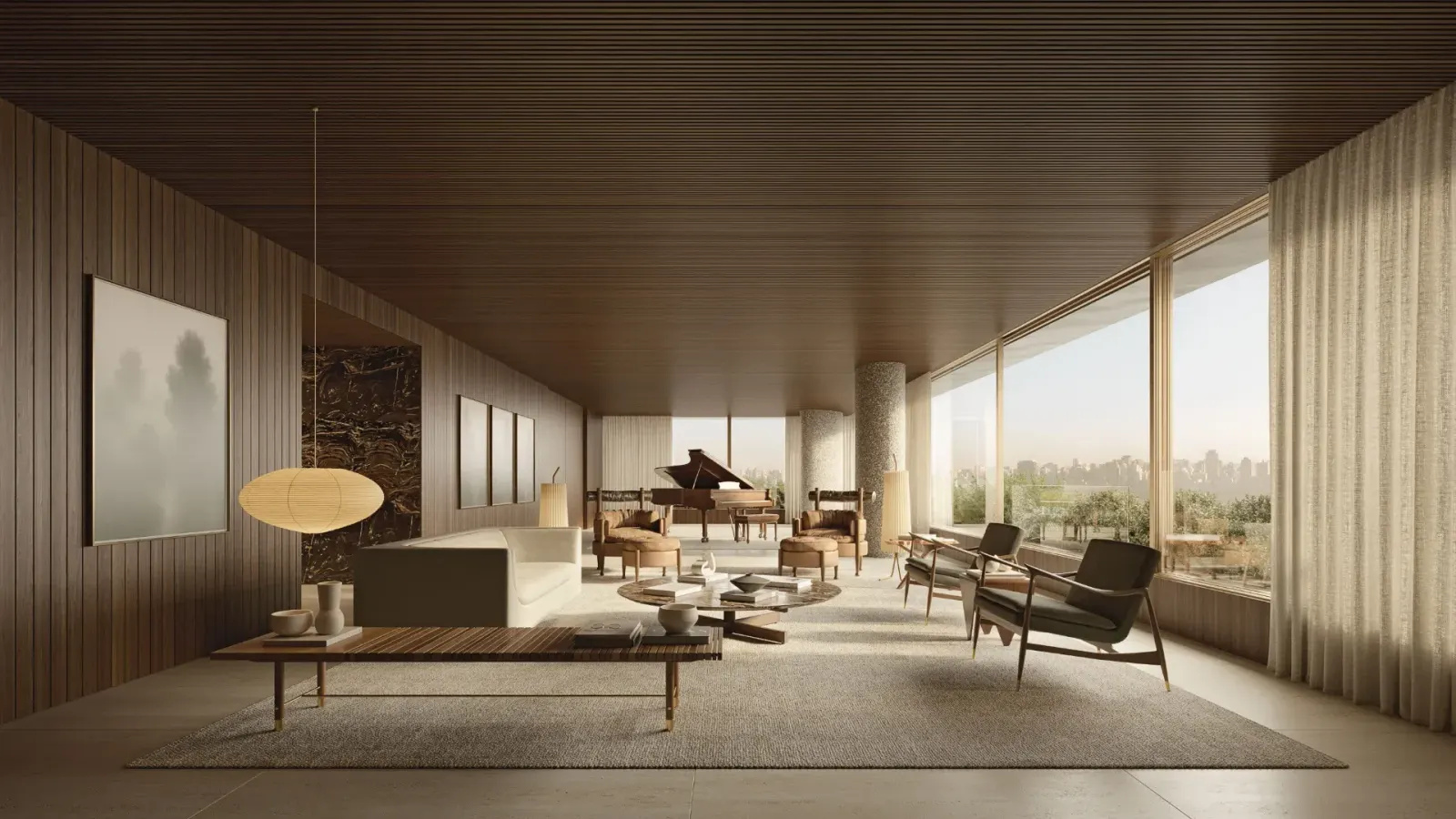 O living do apartamento tipo A: forro de madeira ripada escura, a parede de madeira com um quadro, o sofá claro, as poltronas, um piano ao fundo e a janela corrida com as árvores lá fora.