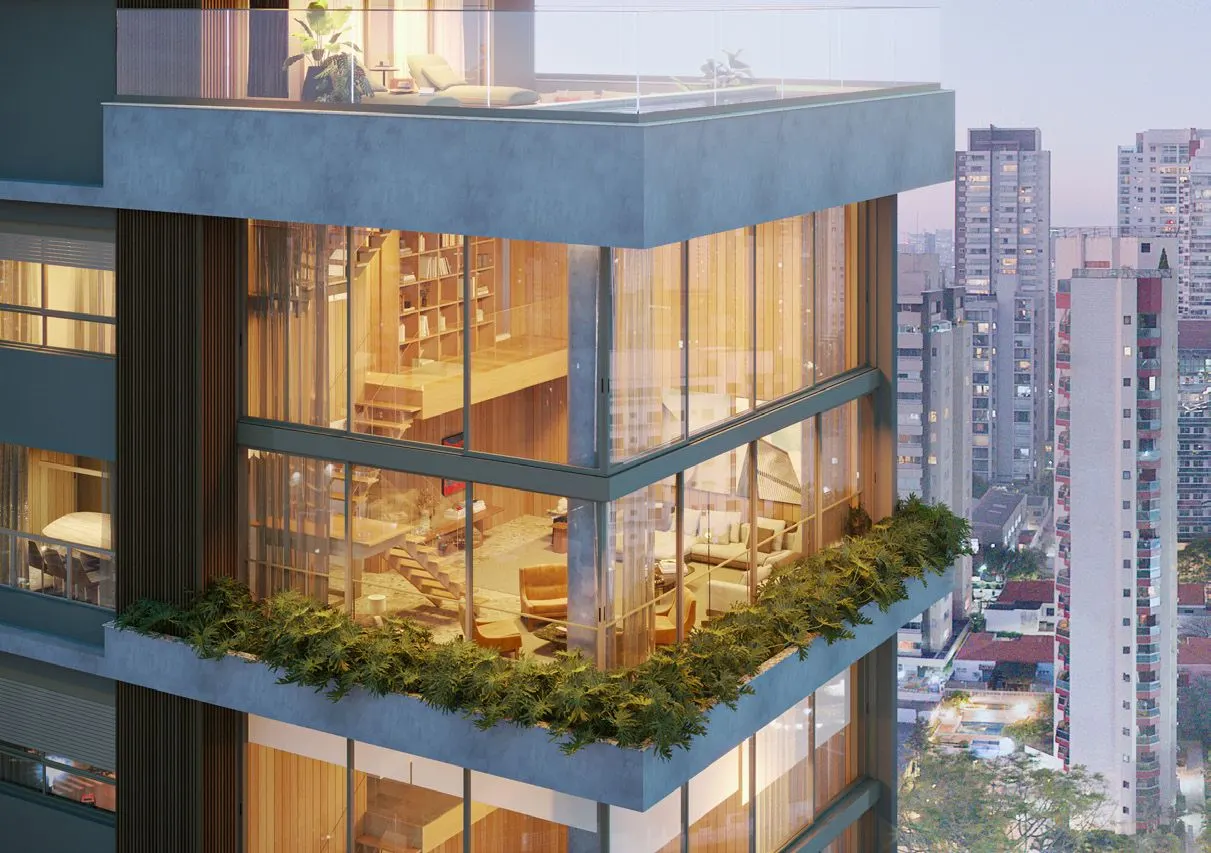 A cobertura triplex vista de fora, ao entardecer: os andares de vidro iluminados por dentro, a jardineira da laje e os prédios da cidade ao fundo.