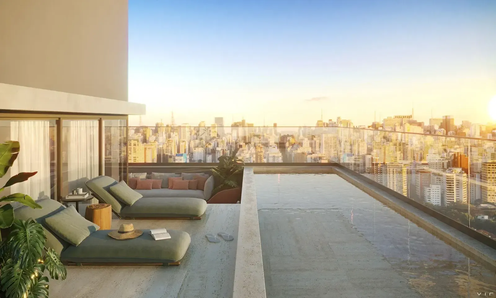 A piscina privativa da cobertura triplex: a raia de água azul ao longo do guarda-corpo de vidro, as espreguiçadeiras e a cidade ao entardecer.