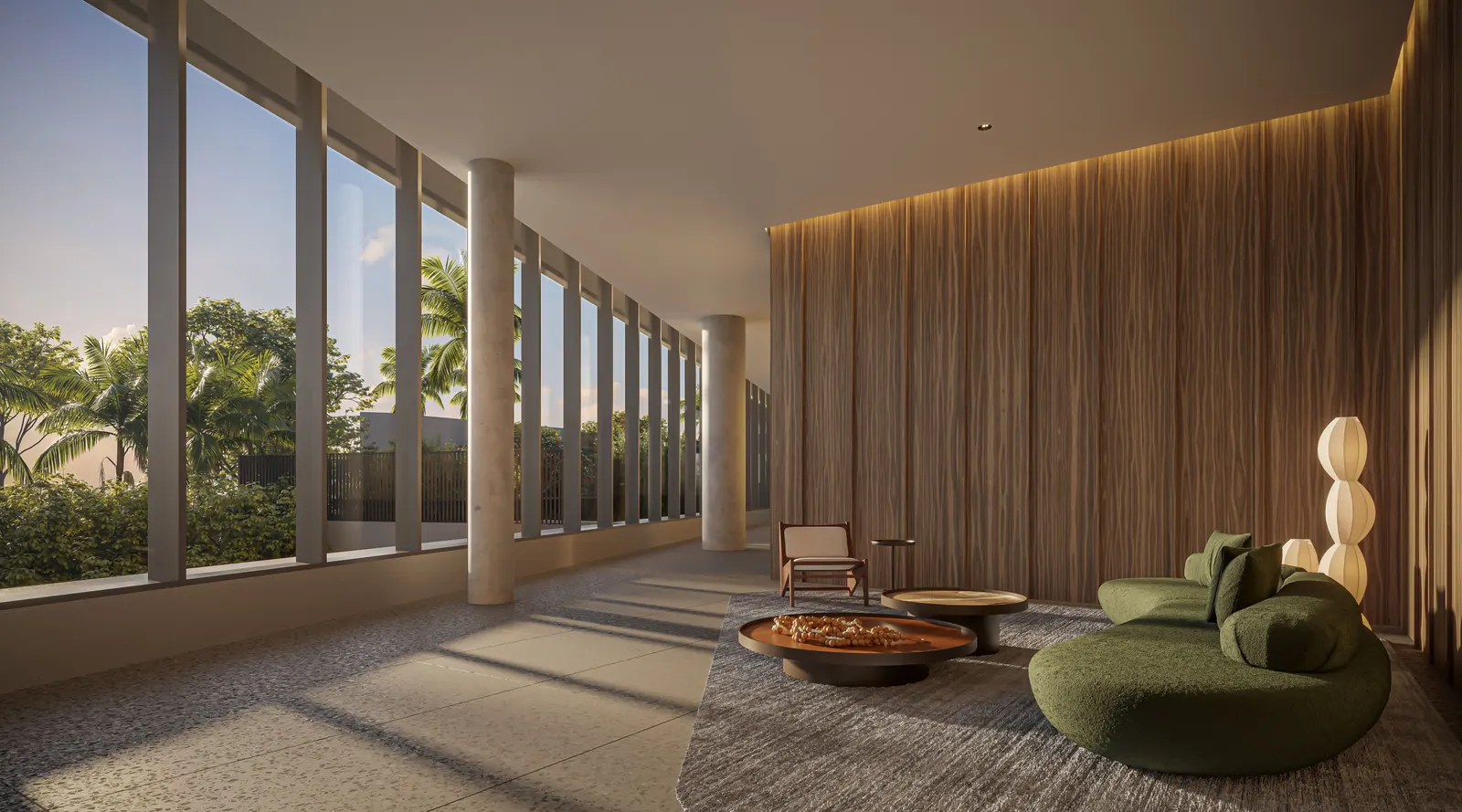 O lobby com paredes de madeira, poltrona verde arredondada, mesa baixa e a parede de vidro para o jardim.