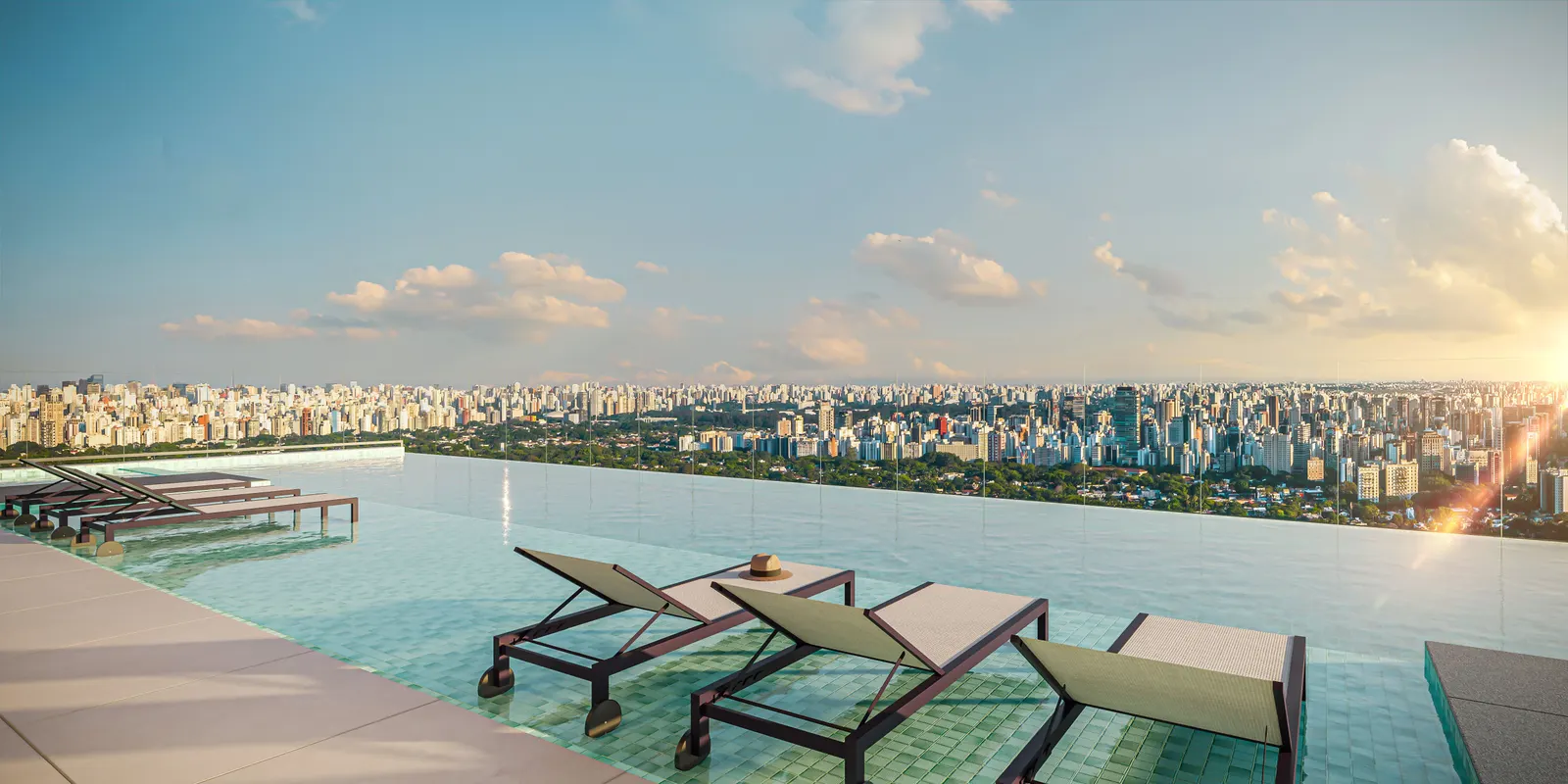 As espreguiçadeiras dentro da prainha da piscina, com a cidade inteira no horizonte.